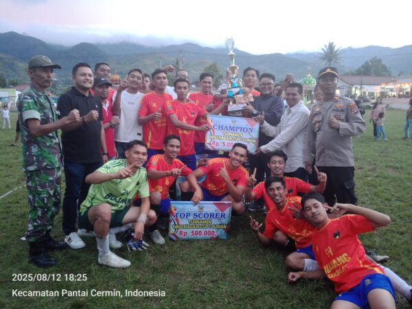 Penyerahan hadiah dan piala kepada team juara BUJANG SEMBILAN
