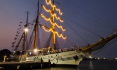 KRI Dewaruci Sandar di Cirebon, Kapal Legendaris TNI AL Buka Pintu Gratis untuk Masyarakat!